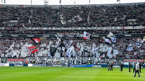 Zwei Eintracht-Banner in der Fan-Kurve beschweren sich über die App der Eintracht, das Ticketing und Influencer im Stadion.