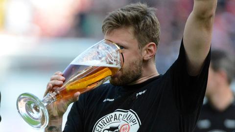 Marco Russ trinkt ein Bier