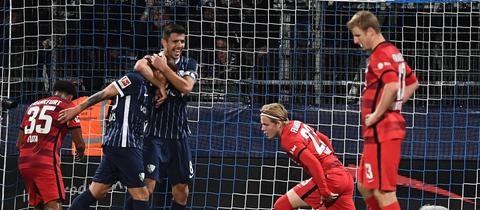 Bochum bejubelt das 2:0, die Eintracht-Spieler sind enttäuscht.