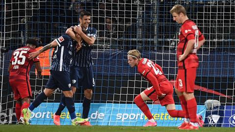 Bochum bejubelt das 2:0, die Eintracht-Spieler sind enttäuscht.