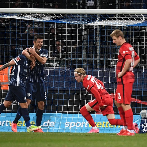 Bochum bejubelt das 2:0, die Eintracht-Spieler sind enttäuscht.