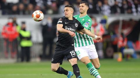 Borré im Zweikampf mit einem Spieler von Real Betis