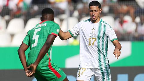Fares Chaibi im Trikot der algerischen Nationalelf