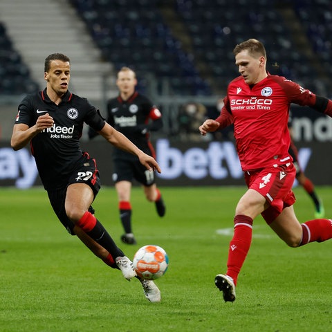 Timothy Chandler in a duel with a Bielefeld player