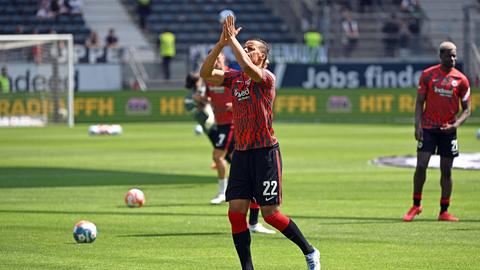 Timothy Chandler applaudiert beim Aufwärmen Richtung Fans.