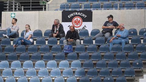 Fans von Eintracht Frankfurt auf der Tribüne