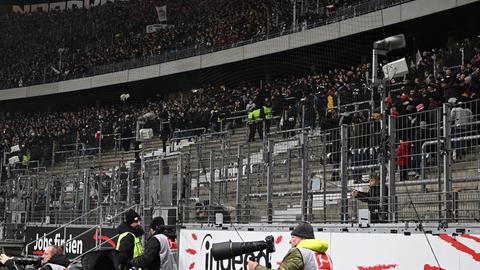 Fans der Eintracht verlassen die Kurve