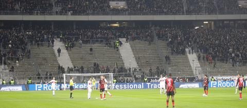 Fans verlassen die Kurve von Eintracht Frankfurt