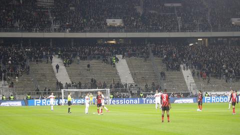 Fans verlassen die Kurve von Eintracht Frankfurt