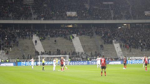 Fans verlassen die Kurve von Eintracht Frankfurt