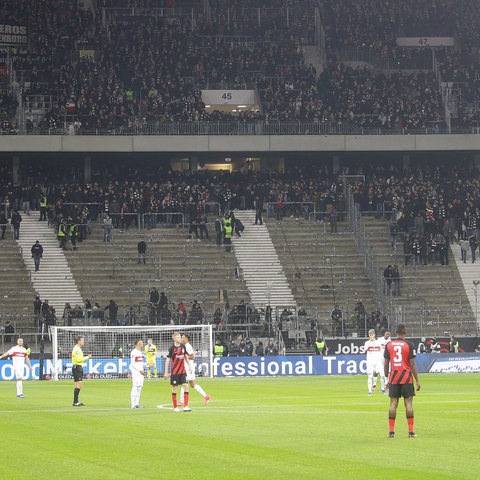 Fans verlassen die Kurve von Eintracht Frankfurt
