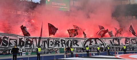 Eintracht-Fans zünden Pyro