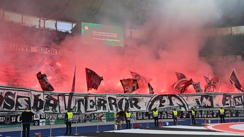 Eintracht-Fans zünden Pyro