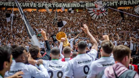 Eintracht Frankfurt bejubelt den Pokalsieg 2018