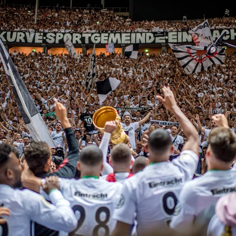 Eintracht Frankfurt bejubelt den Pokalsieg 2018