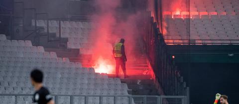 Ein Feuerwerkskörper auf der Tribüne des Stade Velodrome