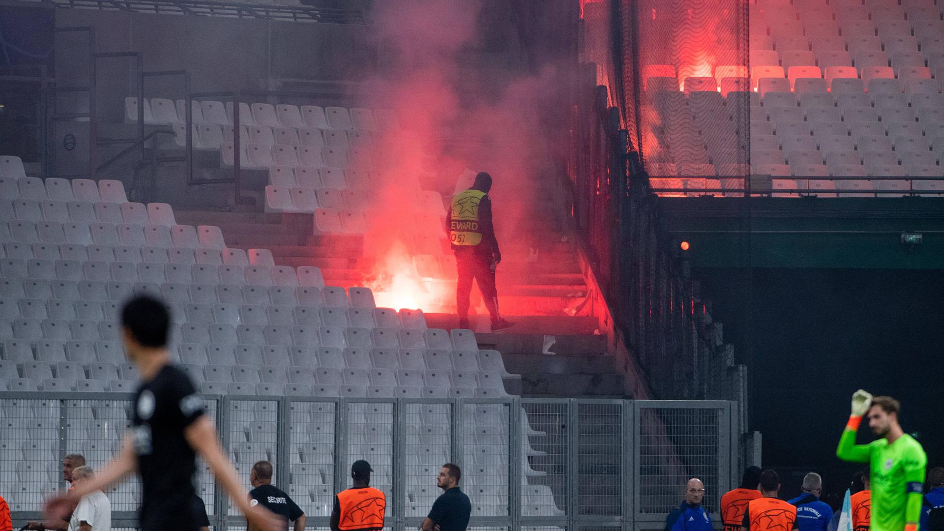 Nach Leuchtraketen-Angriff bei Eintracht-Spiel Marseille-Fan wegen versuchten Mordes angeklagt hessenschau.de Eintracht Frankfurt