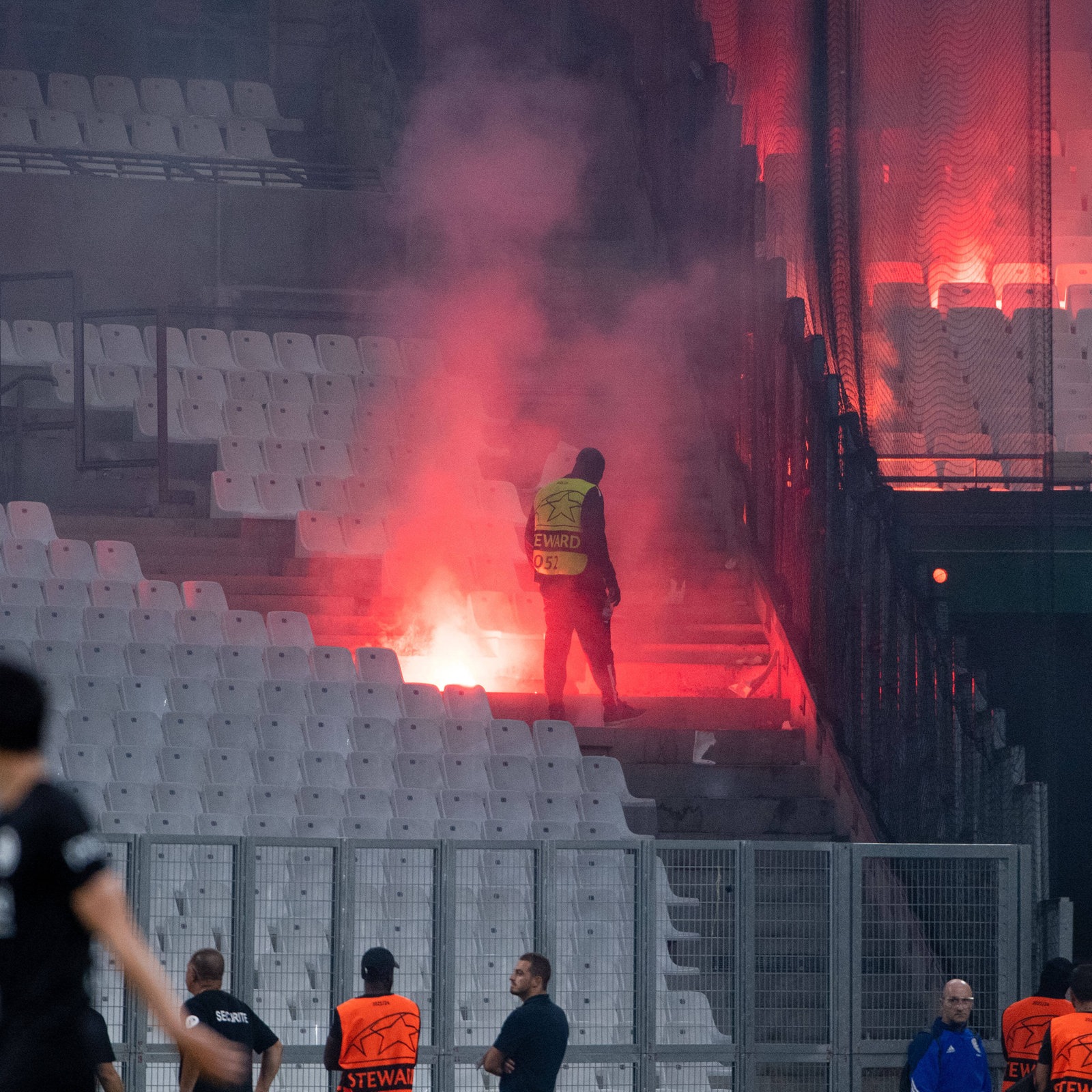 Nach Leuchtraketen-Angriff bei Eintracht-Spiel Marseille-Fan wegen versuchten Mordes angeklagt hessenschau.de Eintracht Frankfurt