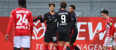 Die Eintracht-Spieler bejubeln das 1:0 im Testspiel in Mainz