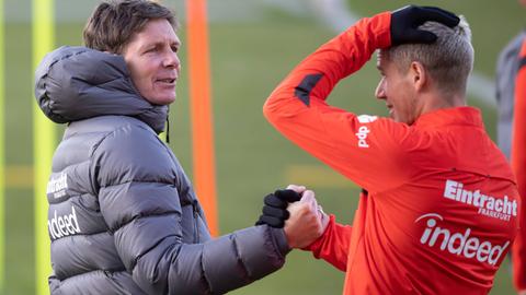 Oliver Glasner und Erik Durm im Training von Eintracht Frankfurt