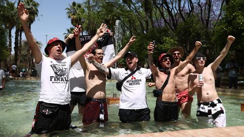 Eintracht-Fans feiern auf der Straße von Sevilla vor dem Europa-League-Finale der Eintracht