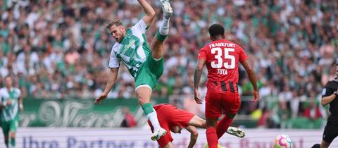 Niclas Füllkrug im Duell mit Tuta von Eintracht Frankfurt