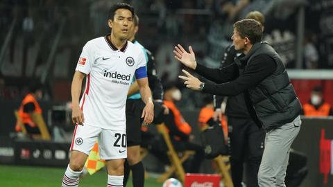Eintracht-Trainer Oliver Glasner spricht mit Makoto Hasebe