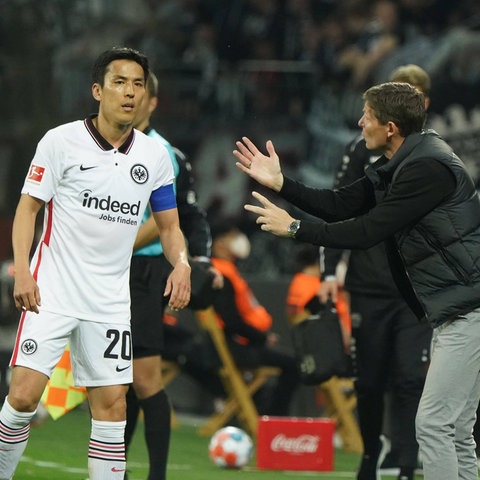 Eintracht-Trainer Oliver Glasner spricht mit Makoto Hasebe