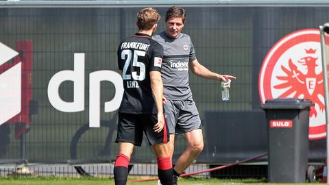 Eintracht-Trainer Oliver Glasner mit Christopher Lenz beim Training