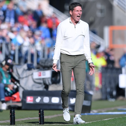 Eintracht-Trainer Oliver Glasner schreit erbost an der Seitenlinie in Bochum.