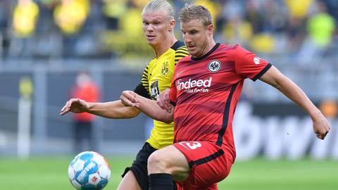 Hinteregger von Eintracht Frankfurt im Duell mit Haaland