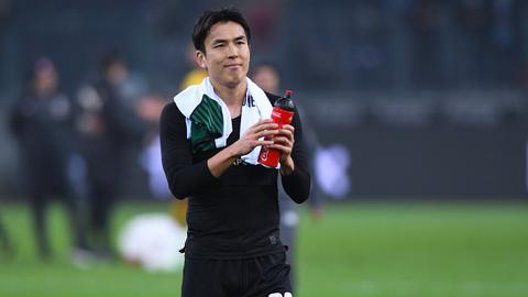 Makoto Hasebe applaudiert nach dem Spiel gegen Mönchengladbach dem Publikum.