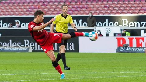 Ajdin Hrustic beim Schuss zum 2:1 gegen Stuttgart