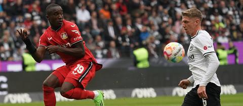 Jakic von Eintracht Frankfurt im Duell mit Diaby