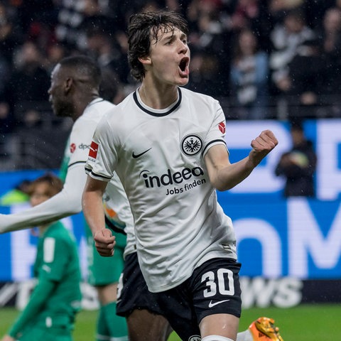 Paxton Aaronson von Eintracht Frankfurt jubelt