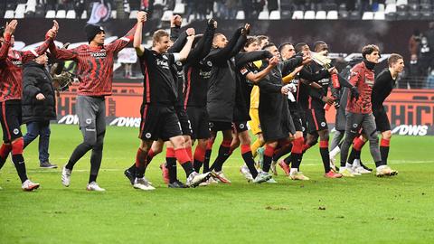 Die Eintracht-Spieler feiern mit den Fans nach dem Sieg gegen Leverkusen