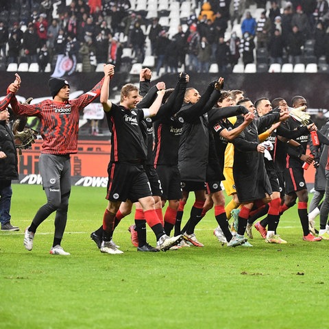 Die Eintracht-Spieler feiern mit den Fans nach dem Sieg gegen Leverkusen