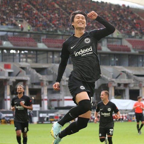 Kamada bejubelt seinen Treffer in Stuttgart