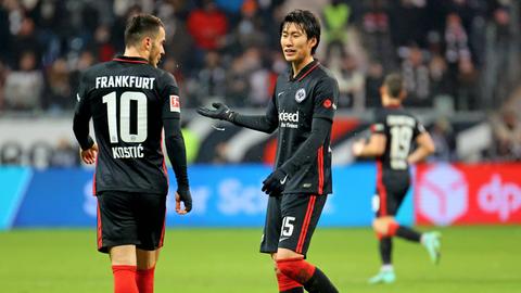 Filip Kostic und Daichi Kamada sprechen im Spiel gegen Mainz