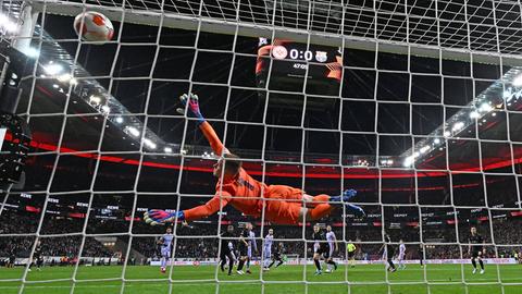 Der Ball landet im Barca-Tor.