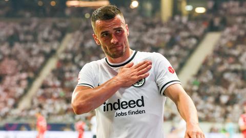 Filip Kostic bedankt sich bei den Eintracht Fans