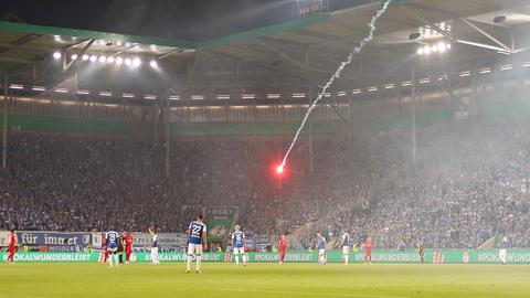 Im Magdeburger Stadion fliegt ein Feuerwerkskörper durch die Luft.
