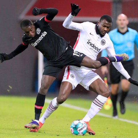 Evan N'Dicka im Duell mit Diaby