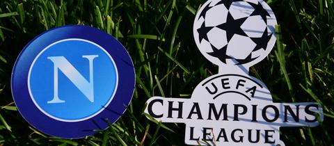Die Logos von SSC Neapel und der Champions League
