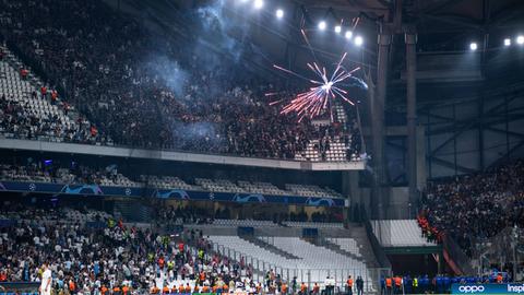 Anhänger von Marseille schießen Pyrotechnik auf den Block von Eintracht Frankfurt