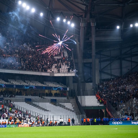Anhänger von Marseille schießen Pyrotechnik auf den Block von Eintracht Frankfurt