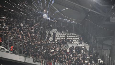Pyrotechnik explodiert über den Fan-Block von Eintracht Frankfurt
