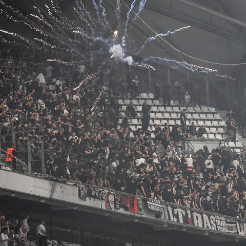 Pyrotechnik explodeert über den Fan-Block von Eintracht Frankfurt