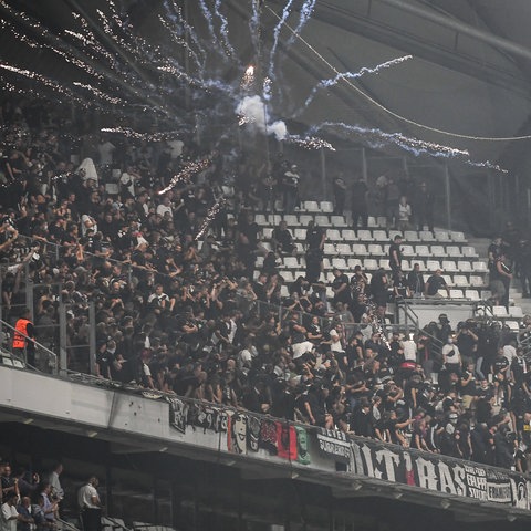 Pyrotechnik explodiert über den Fan-Block von Eintracht Frankfurt