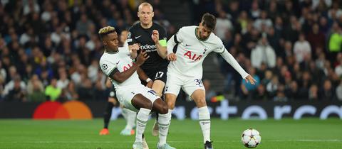 Sebastian Rode von Eintracht Frankfurt im Duell mit Tottenham